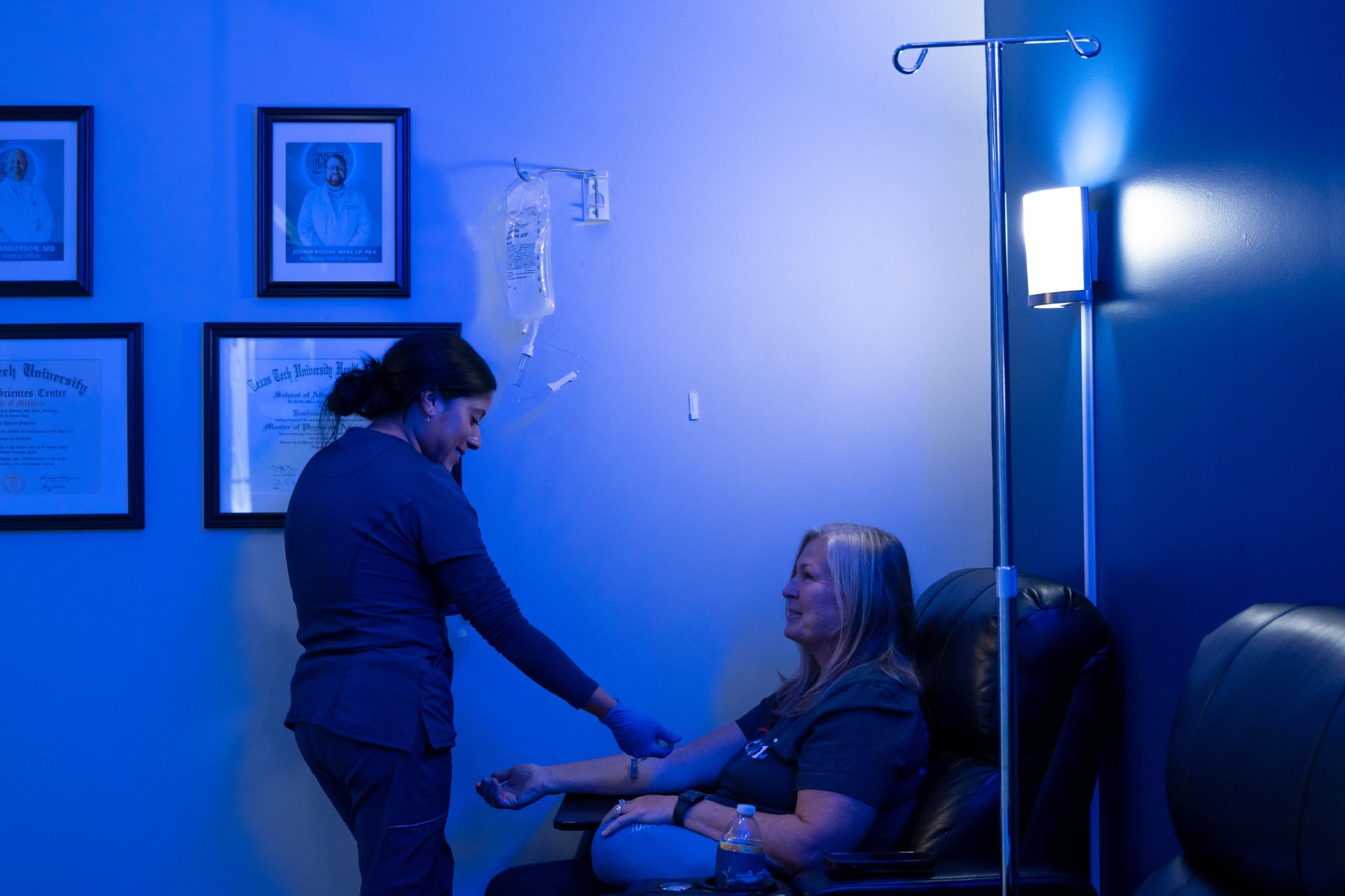 iCRYO New Braunfels guest receiving NAD+ therapy with RN supervision