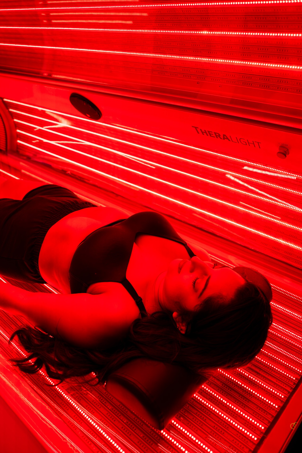 iCRYO New Braunfels guest enjoying red light therapy